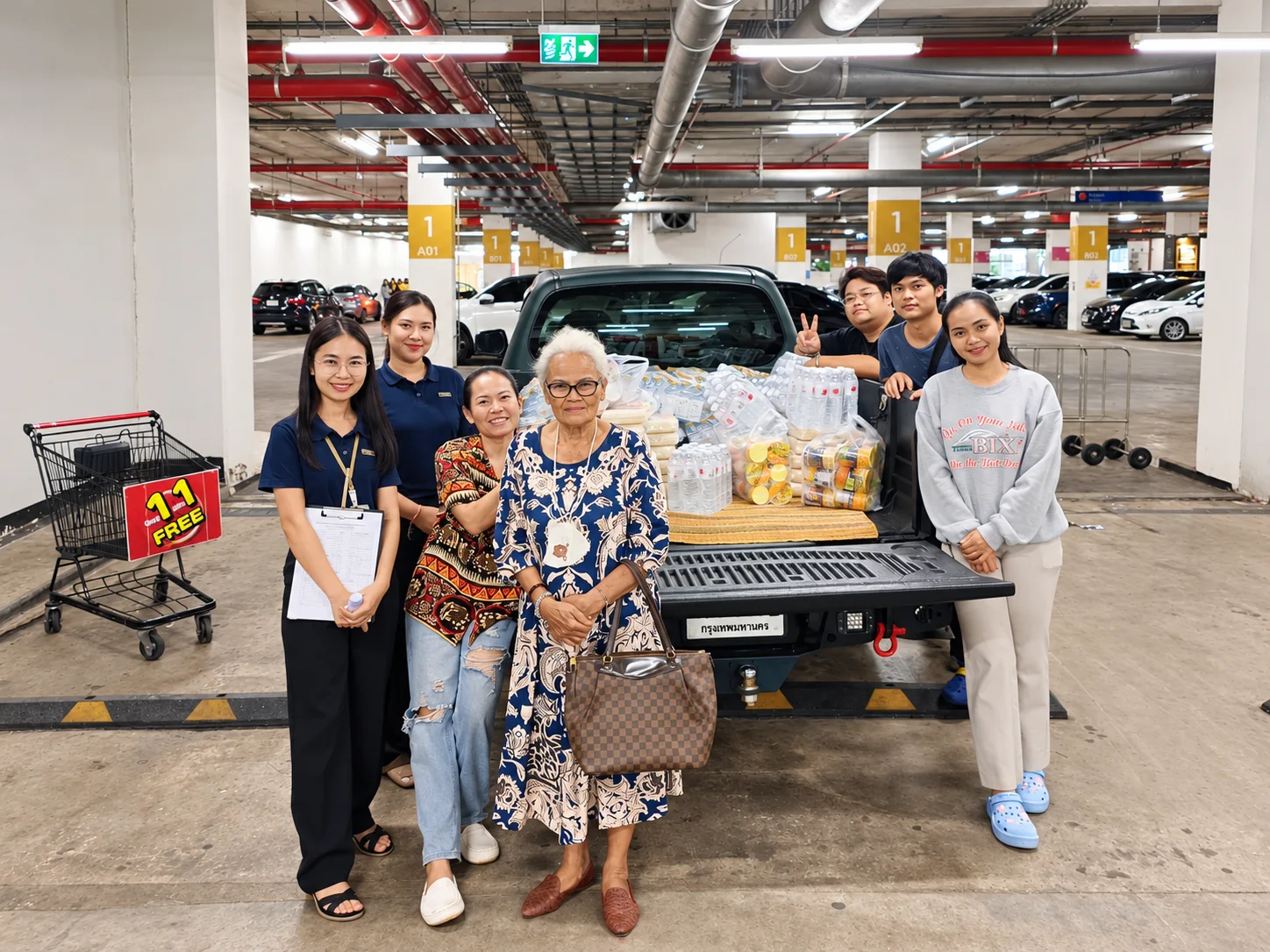 ผู้ร่วมกิจกรรมถ่ายภาพร่วมกันกับสิ่งของช่วยเหลือที่จุดรวบรวม
