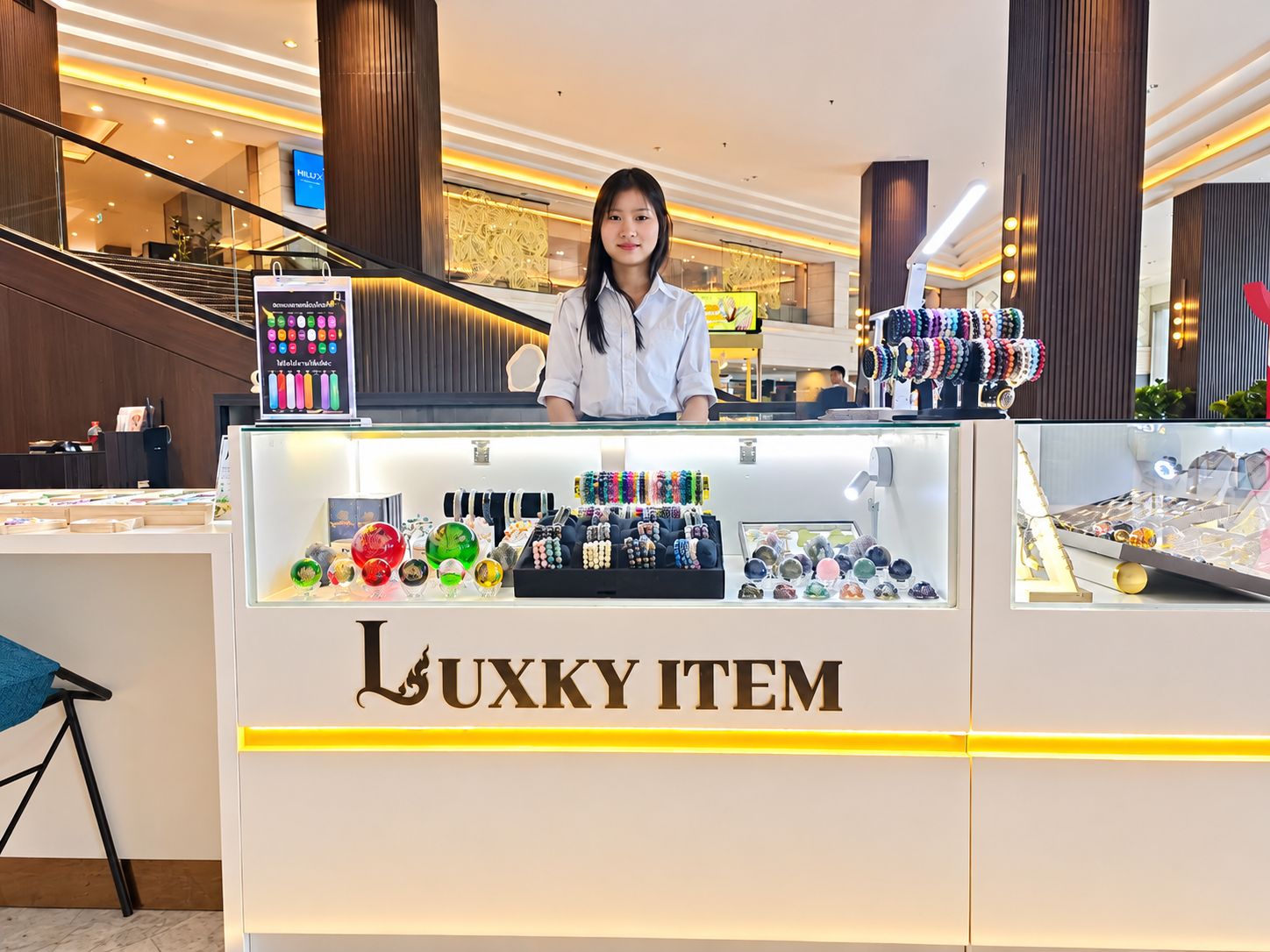 เคาน์เตอร์ร้าน Luxky Item พร้อมจัดแสดงจิวเวลรี่และของฝาก ภายในโรงแรมเซ็นทารา เซ็นทรัลอุดรธานี