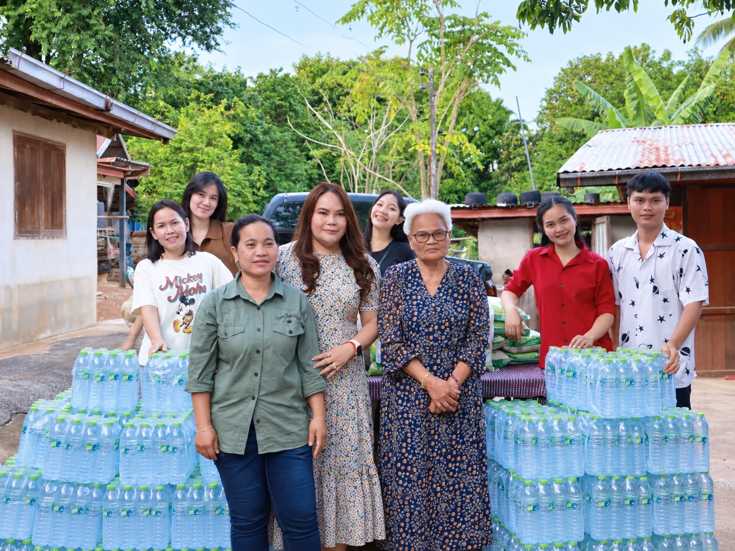 ข้าวสารและน้ำดื่มจัดเตรียมไว้บริเวณรถกระบะก่อนนำไปแจกจ่าย